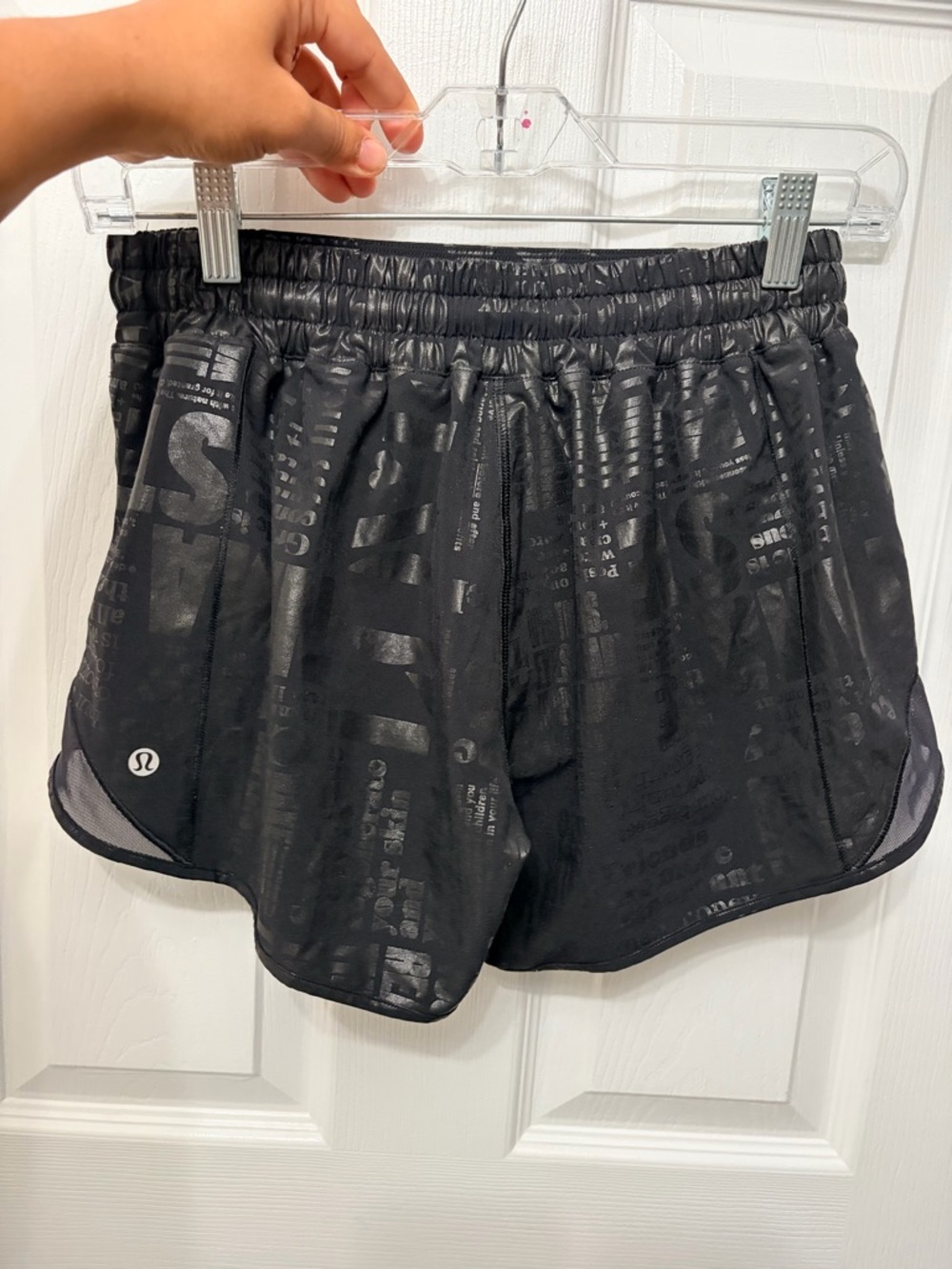 Lululemon Hotty Hot Short II *Long 4" Manifesto 20YR Manifesto Foil size 8 - Picture 3 of 4